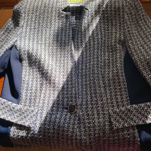 St. John Navy and White Patterned Blazer Like New! - Picture 5 of 14